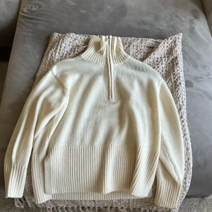 Stickad tröja - Stickad tröja från and other stories. Använd fåtal gånger så i nyskick. Köparen står för frakt på 66kr 💛