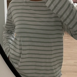 ljusgrön tröja med ränder  - en fin tröja som är vit med ljusgröna ränder på! nästan inte använd och är som nyskick! skriv privat om du vill köpa eller buda i kommentarerna!