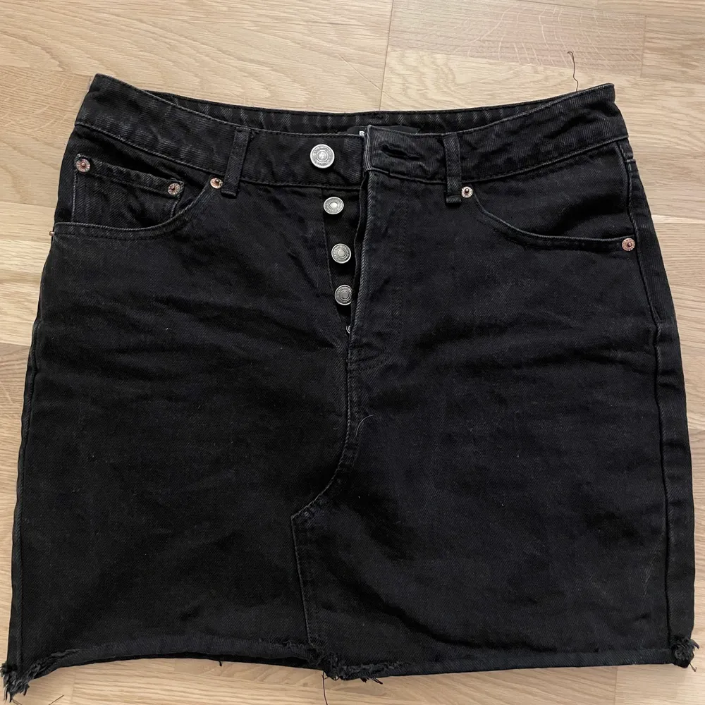 jeans kjol med knappar från bikbok i storlek S! skriv privat om du vill köpa eller buda i kommentarerna!. Kjolar.