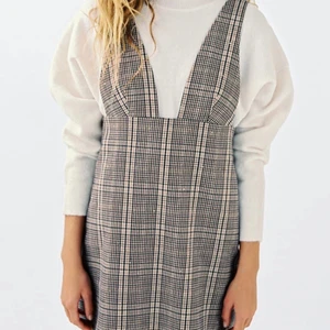 Klänning - Så cool klänning som man antingen kan ha en vanlig tshirt under eller något coolt som andra bilden!! Endast använd en gång😊