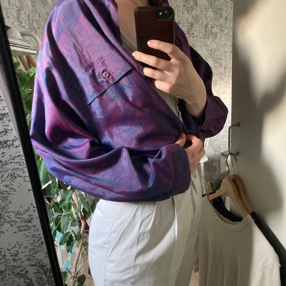 Skimrig lila skjorta som är köpt på secondhand. Bra skick, en knapp lite lös bara. Föreslå gärna pris.. Paidat.