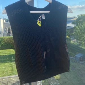 Svart hm väst  - Superfin stickad väst som är perfekt att ha över en T-shirt. Den är från Hm i storlek S köparen står för frakten!😃