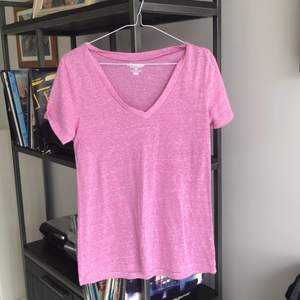 En vanlig v-hals rosa tröja som inte passar mig längre men är i mycket bra skick 💕