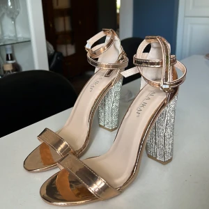 Klackskor strl 37 - Köpte dessa ursnygga klackar men säljes pgr av stora på mig. Köpte för 500 men säljer för 250 frakt ingår ej i priset, fraktkostnaden som står är ej korrekt , har du några funderingar skriv privat😇