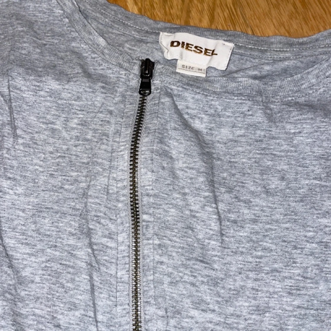 Diesel, grå oversize T-shirt med diagonal dragkedja, M - 90