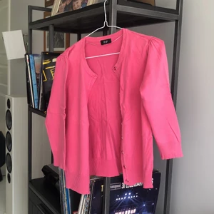 Rosa kofta - En rosa kofta som jag tyvärr inte använder längre, den har förkortat ärmar som gör att den sitter fint! 💕