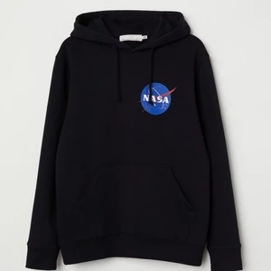 NASA hoodie - Säljer denna NASA hoodie från H&M i storlek S. Bra skick! Köpt för 249kr. 