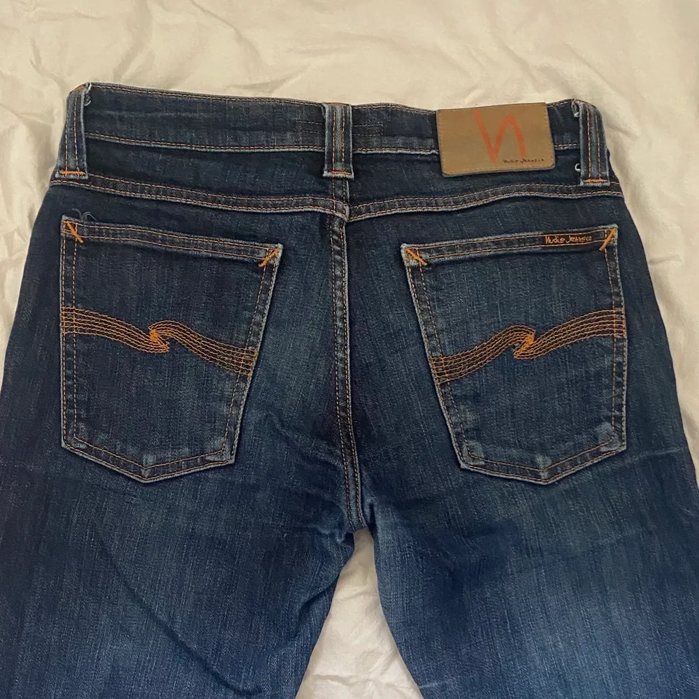 Fina skinny nudie jeans, kommer inte till användning tillräckligt så säljer vidare. 🥹 Lånad första bild. Skriv privat för mått. Köparen står för frakt!  ❤️. Jeans & Byxor.