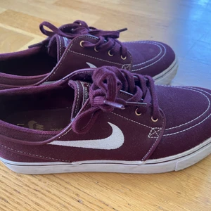 Nike SB skor - Super snygga vinröda Nike SB skor, storlek 38.5, passar 38 bra, knappt använda så de är i super fint skick!🌸 frakt tillkommer på 66kr