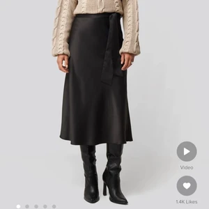 Svart kjol  - Svart satinkjol från nakd