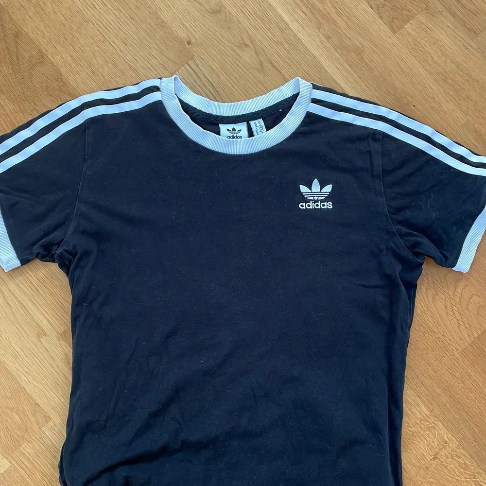 Säljer en snygg adidas t-shirt! Köparen står för frakten!😉. T-shirts.