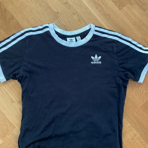 Adidas t-shirt - Säljer en snygg adidas t-shirt! Köparen står för frakten!😉