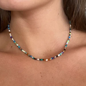 Pärlhalsband  - Säljer fina pärlhalsband i olika modeller. Har inprincip alla färger så kan fixa i vilka olika modeller som helst. 69kr ❤️ Frakt ligger på 13kr