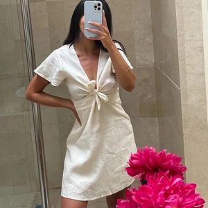 Linneklänning - Vit Linneklänning perfekt till sommaren💗 Köpt på NA-KD för 599kr. Den är helt ny och oanvänd. Tyvärr fel storlek för mig, och missade sista returneringsdatumet.❤️