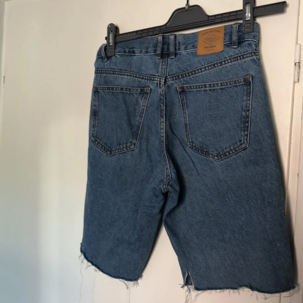 Jeansshorts som jag klippt själv från ett par pull&bear jeans. Säljer då de inte kommer till användning. Storleken är 36!❤️❤️❤️❤️❤️ De kostar 100 kr plus frakt som betalas av köparen. Hör av dig om du har några frågor! Det . Shorts.