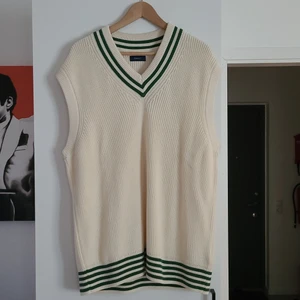 Gant stickad väst - Storlek XL. Väldigt bra skick.Nypris ca 1400 kr. Lite för stor för mig, är 186 cm men rätt mager😊