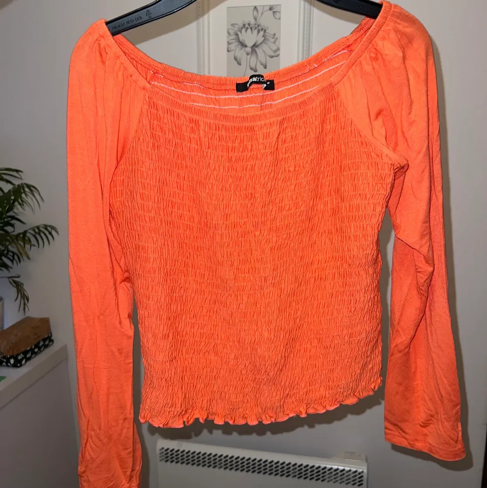 Säljer denna tröjan som är i skrikrosa färg, säljer för att den inte används längre, tröjan är i M men passar även en S. Toppar.