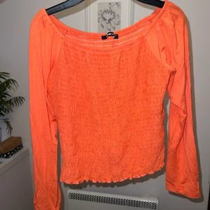 Toppar - Säljer denna tröjan som är i skrikrosa färg, säljer för att den inte används längre, tröjan är i M men passar även en S