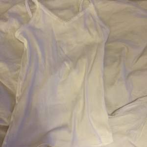 Gulligt vitt linne från hm, str 146-152. Använd ca2 gånger 