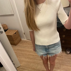 Cos tröja  - Super söt ribbad tröja ifrån cos, i jätte fint material. Nästan aldrig använd och har inte skador osv. Storlek XS men stretchig. KÖPAREN står för frakt. Tryck inte på ”köp nu”