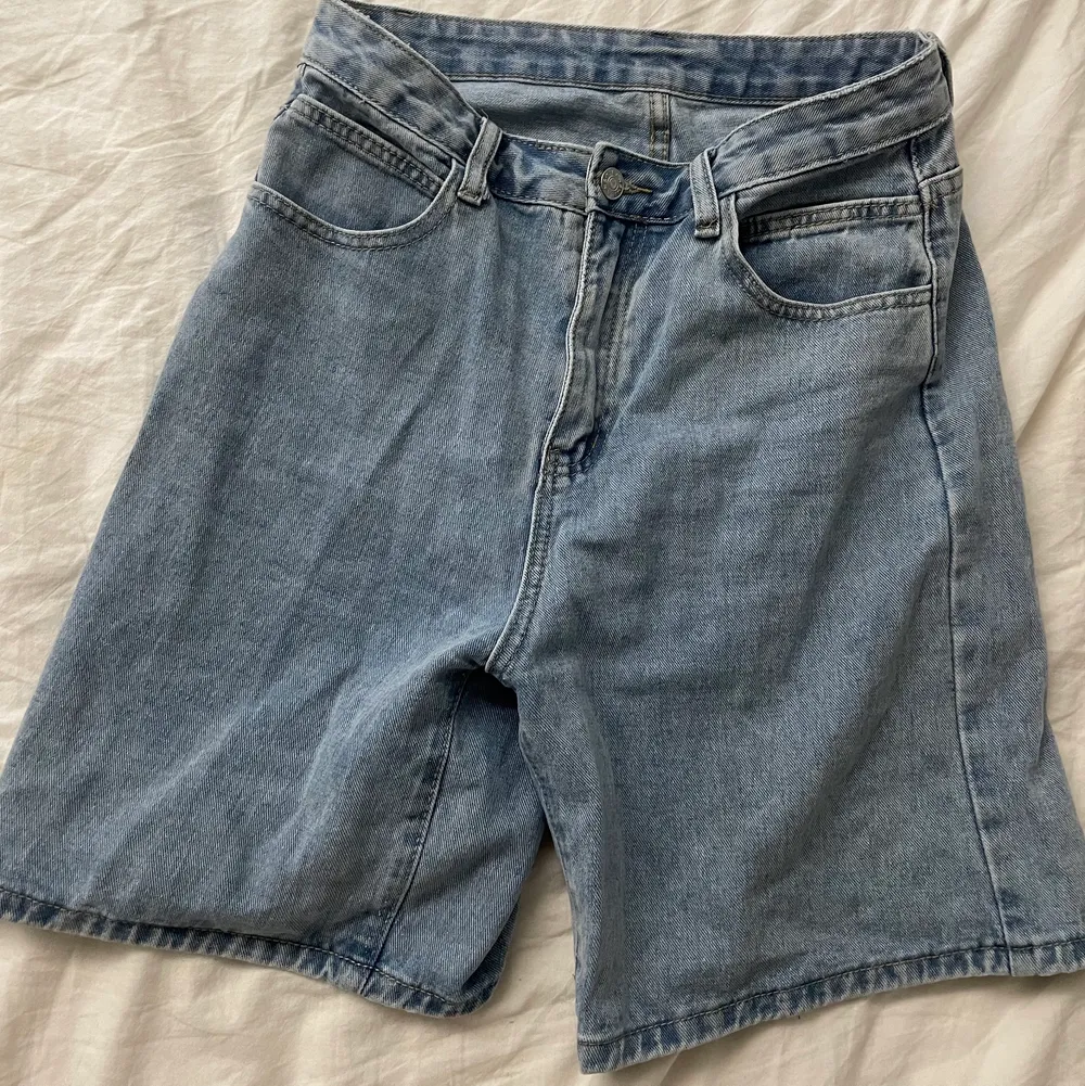 Säljer dessa shorts köpta från Shein💓 De är i fint skick och är i en storlek S. Ordinarie pris ligger på 159 kr. Köparen står för frakt (spårbar)☺️. Shorts.