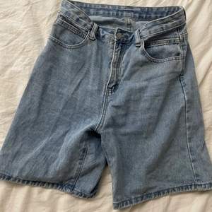 Säljer dessa shorts köpta från Shein💓 De är i fint skick och är i en storlek S. Ordinarie pris ligger på 159 kr. Köparen står för frakt (spårbar)☺️