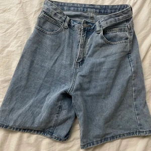 Jeans shorts - Säljer dessa shorts köpta från Shein💓 De är i fint skick och är i en storlek S. Ordinarie pris ligger på 159 kr. Köparen står för frakt (spårbar)☺️