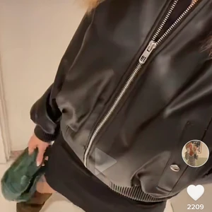 Svart bomber jacka i läder - Säljer denna populära zara jackan som är slutsåld på hemsidan. Köpt för 599. Lånade bilder från Alva Blomdahl på tiktok 
