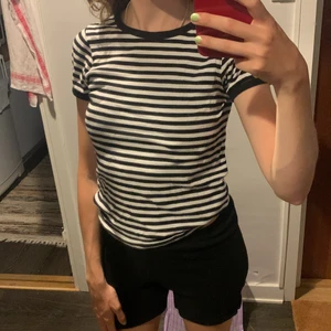 Randig t-shirt  - Randig t-shirt från Gina tricot. Köpt för flera år sen så den har använts. Är väldigt skön!