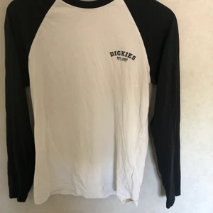 Dickies - säljer en långärmad dickies tröja då den aldrig kommer till användning längre! det är nån fläck på magen därav de billiga priset men det är ingenting märkvärdigt!