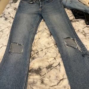 Blåa jeans med håll i. Jag har aldrig använt dom typ ba 2-3 gånger köpte den från Zara i Malmö.  - Blåa jeans vanliga me håll i början blå 