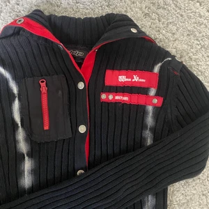 tröja med knappar - jättecool tröja med knappar och många olika detaljer, märket är ddp och i jättegott skick. 