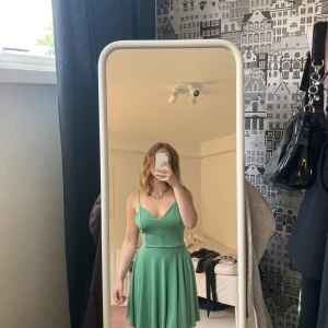 Grön klänning - Söt klänning med snörning i ryggen