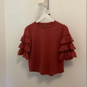 röd/ rödbrun blus - Elegant rödbrun blus i bra skick. 