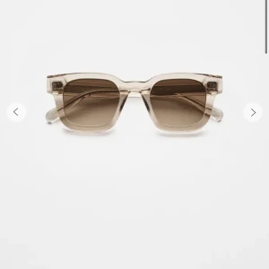 Chimi ecru 04 - Säljer mina chimis! Färgen ecru modell 04, skriv privat om fler bilder! Nästan aldrig använda & har alla boxar, dustbags osv kvar! Köpta i Juni 2022! Köparen står för frakten🫶🏼 Vi snabb affär 600