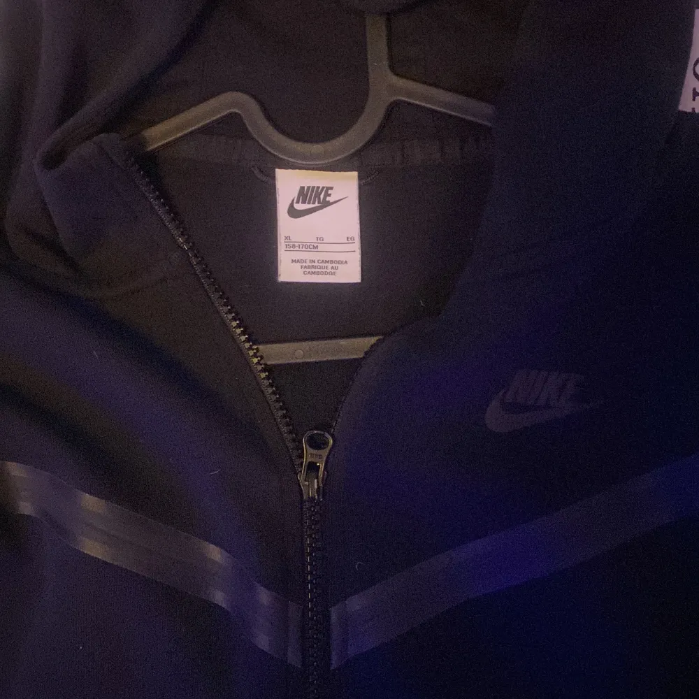 Säljer denna Nike tech pga att den inte kommer till användning 😊. Tröjor & Koftor.