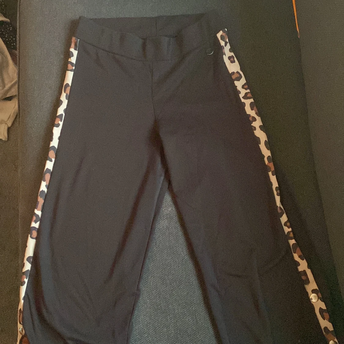 Svarta utsvängda byxor - 90