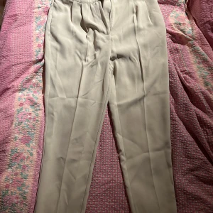 Kostymbyxa - Cropped Darted Suit Pants. Aldrig använt (lapp sitter kvar). Pris + frakt