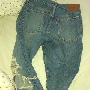 Levis byxor - Levis byxor med hål