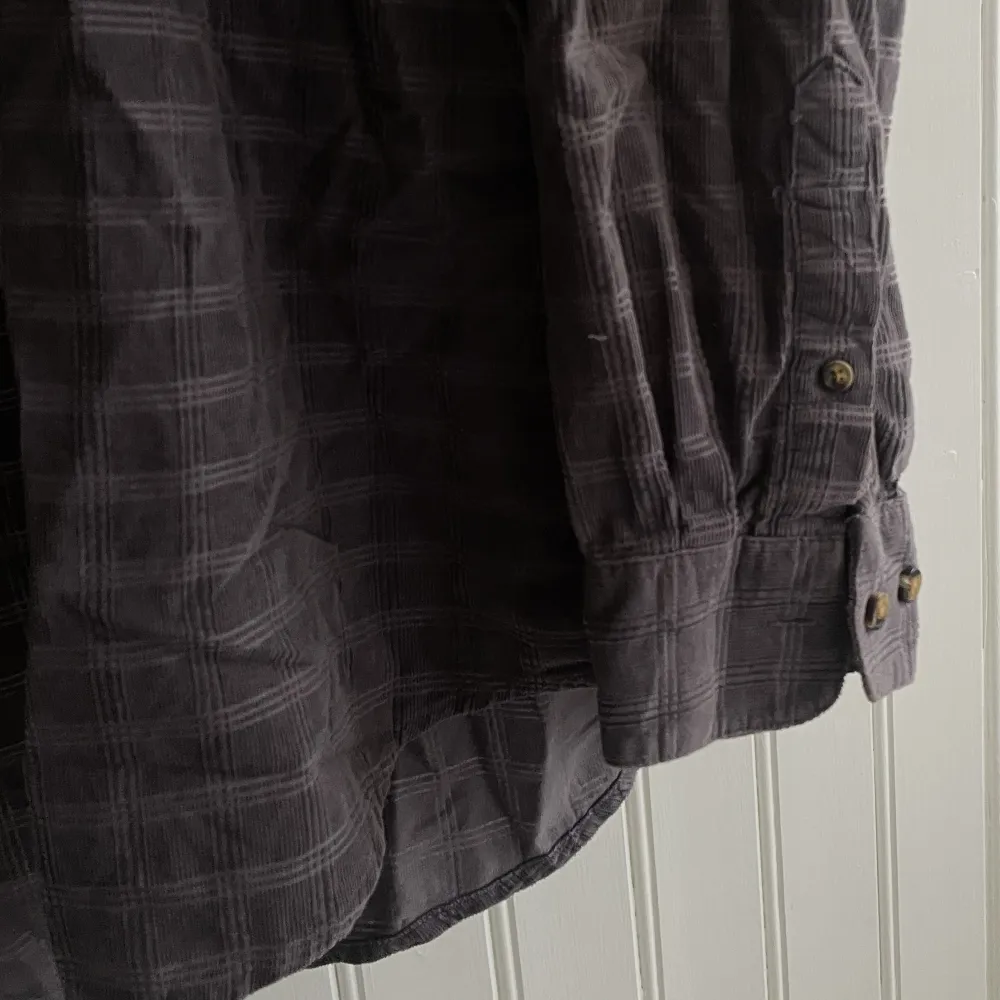 En superfin mörklila/grå skjorta i ett tjockare material som jag haft så mycket användning av. Köpt second hand i Stockholm. Längre modell som går över rumpan. Kan även användas som ”jacka” på sommaren. Strl M, men oversized.. Skjortor.