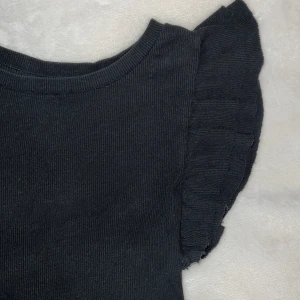 Topp från zara  - Säljer en svart Volangtopp från zara. Slutsåld på Zaras hemsida 