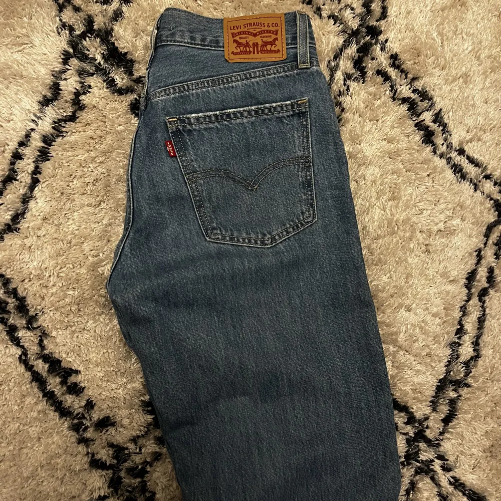 Levis jeans köpta på Urban Outfitters för ca 1300 kr, använda endast 1 gång!!! Helt nyskick! Säljs för 499 kr om inte d blir budning, först t kvarn!!🤩🤩💗. Jeans & Byxor.