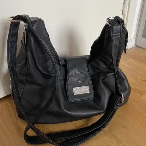 Väska  - Super snygg väska med längre band, passar till allt, fina silvriga detaljer på, får plats med mycket!! Sparsamt använd 🥰