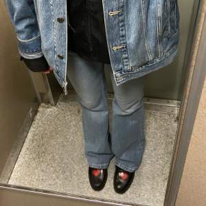 Bootcut jeans som är mid/low från weekday. Lite för stora för mig men annars perfekt modell❣️