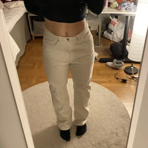 Weekday jeans  - Beiga weekday jeans i modellen Rowe<3 storleken är 31/30