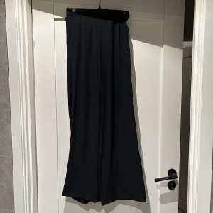 Svarta kostymbyxor från Bershka - Svarta kostymbyxor från Bershka, strl. S.