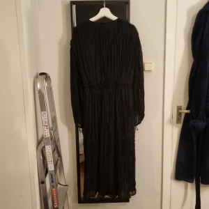 Elegant long black dress - The size is big for a size small. Arms semitranslusant. Never used. Original prize 500 SEK.