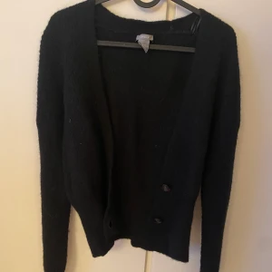 Svart kofta - Svart kofta från Lindex storlek XS. Använd fåtal gånger. Äkta ull men sticks inte 💞