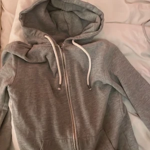 Grå kofta  - Skit snygg grå kofta säljer för att den inte kommer till användning längre, bra skick💓