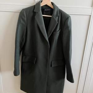 En fin grön kappa från Zara i strl M. I använt skick.  Köparen står för frakten 